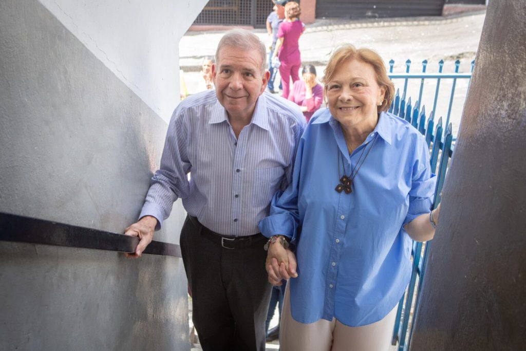 Edmundo González caminando junto a Mercedes López