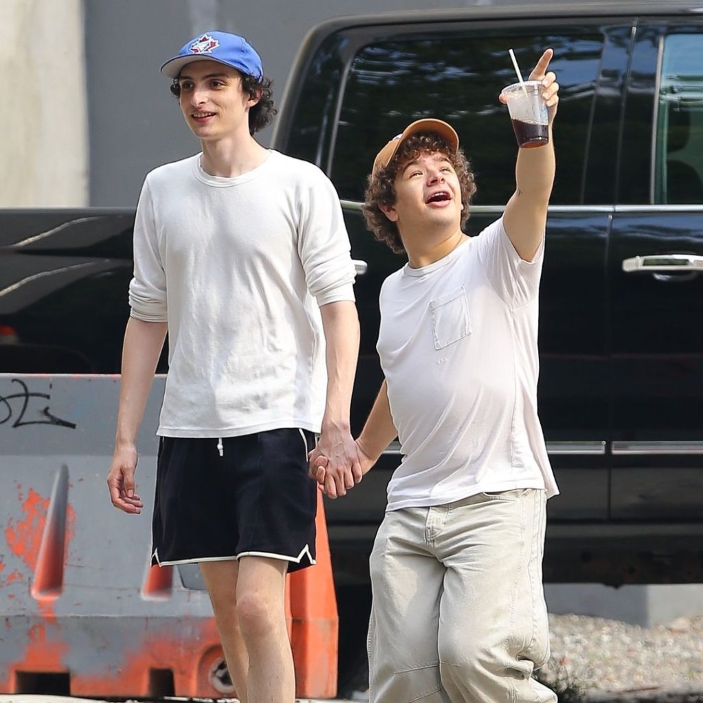 Finn Wolfhard y Gaten Matarazzo agarrados de la mano