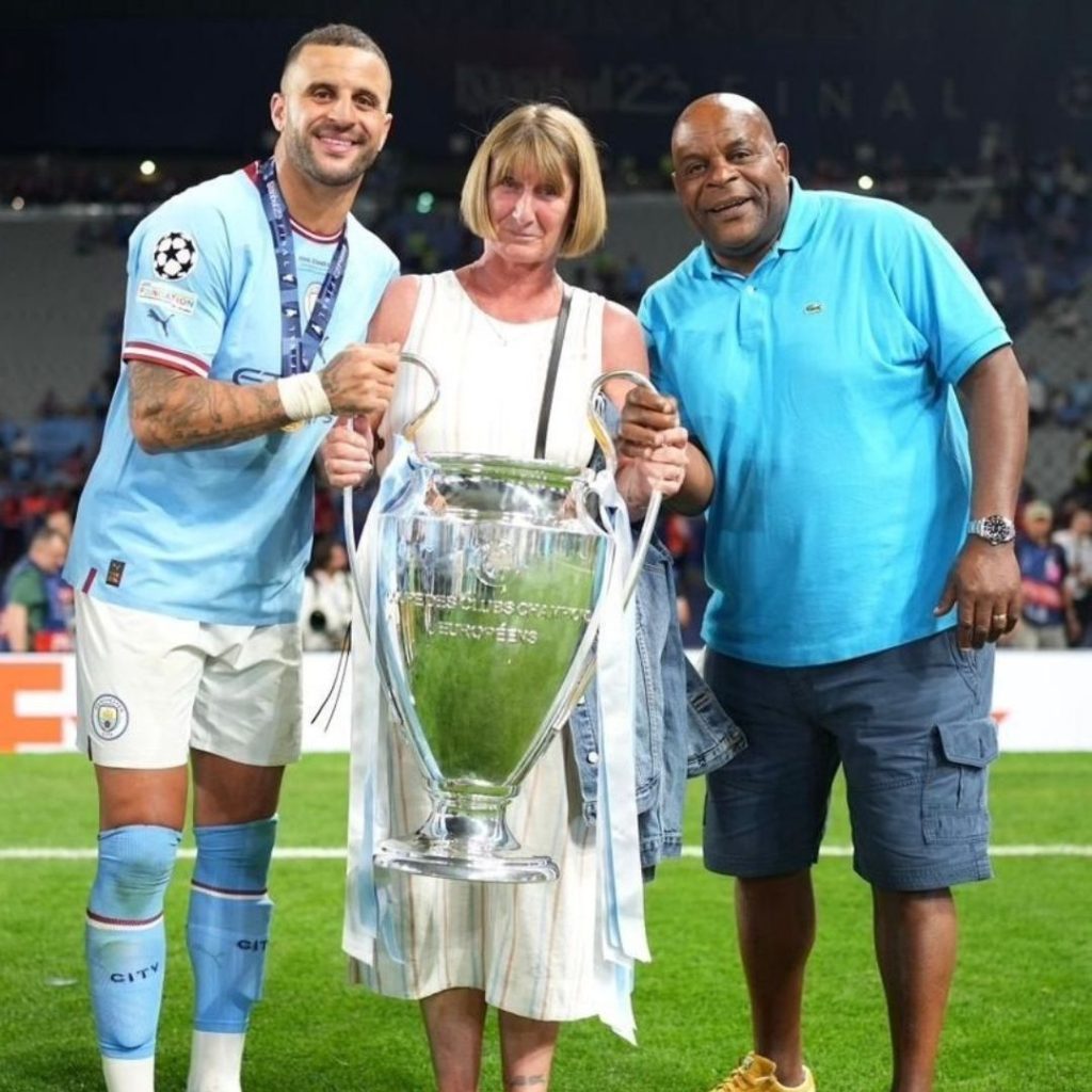 Kyle Walker levantando el trofeo de la Champions con sus padres