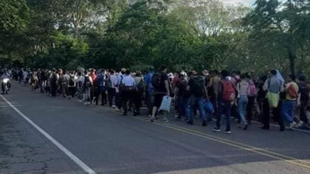 Grupo de migrantes caminando en la calle
