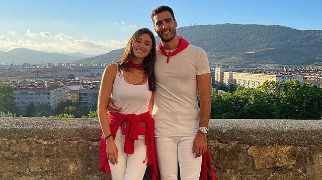 Mikel Merino abrazando a Lola Liberal