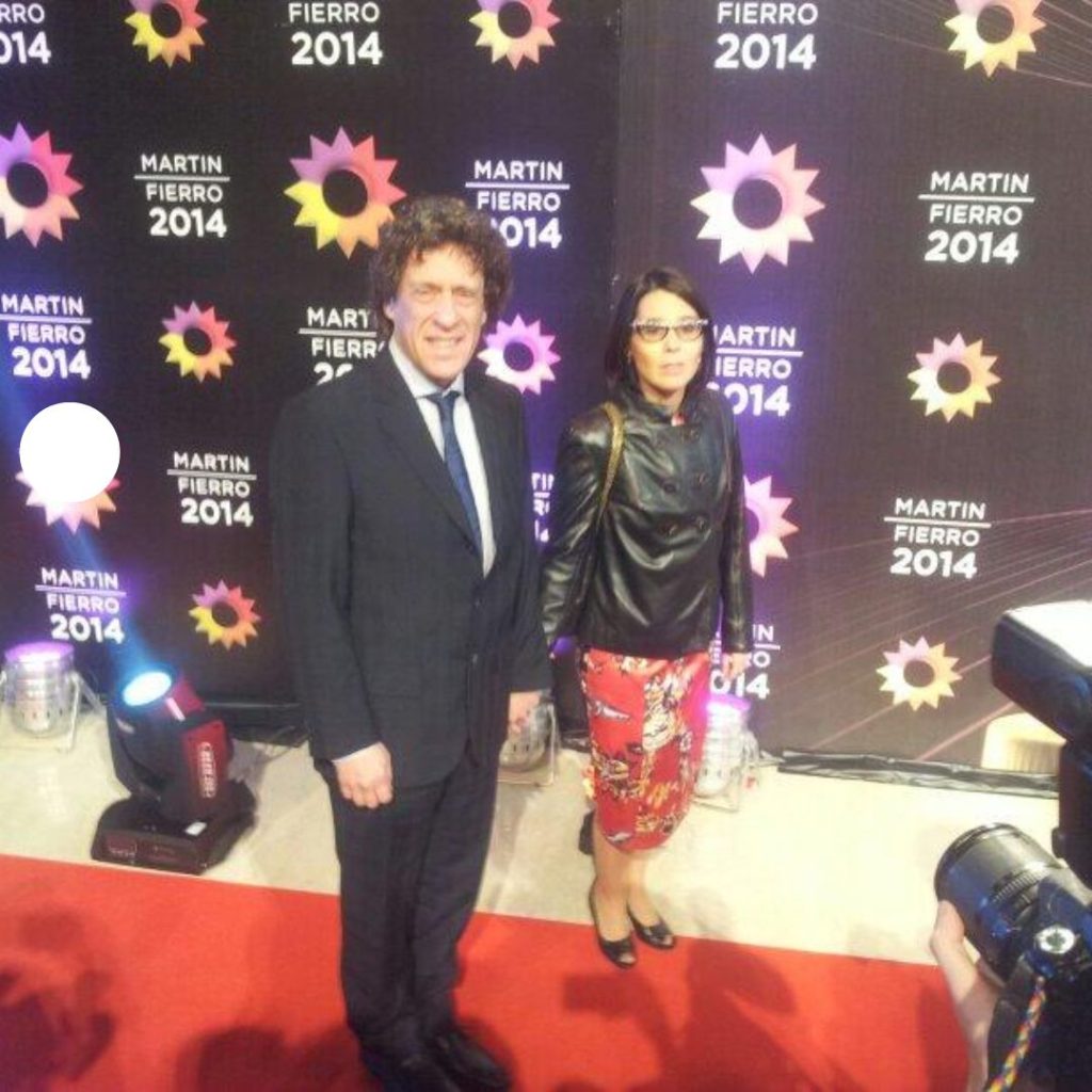 Pedro Brieger viendo al frente con su esposa