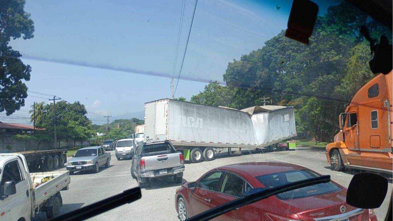 Graban accidente que muestra a rastra partida en dos en SPS