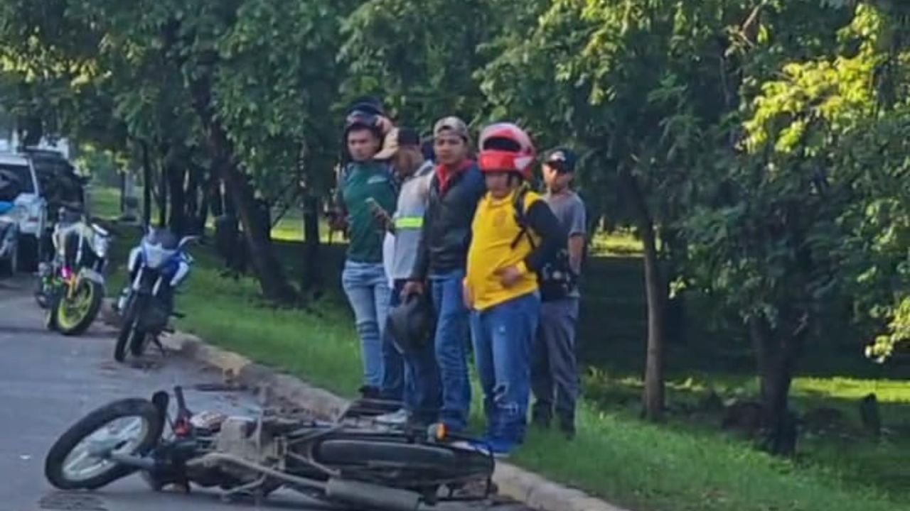 Graban accidente de motociclista que murió al impactar contra rastra en SPS