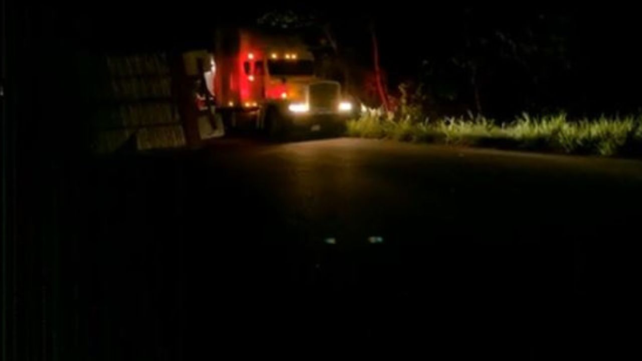 Graban accidente entre rastra cargada de papas y camioneta en  curva Los Hornos, Copán