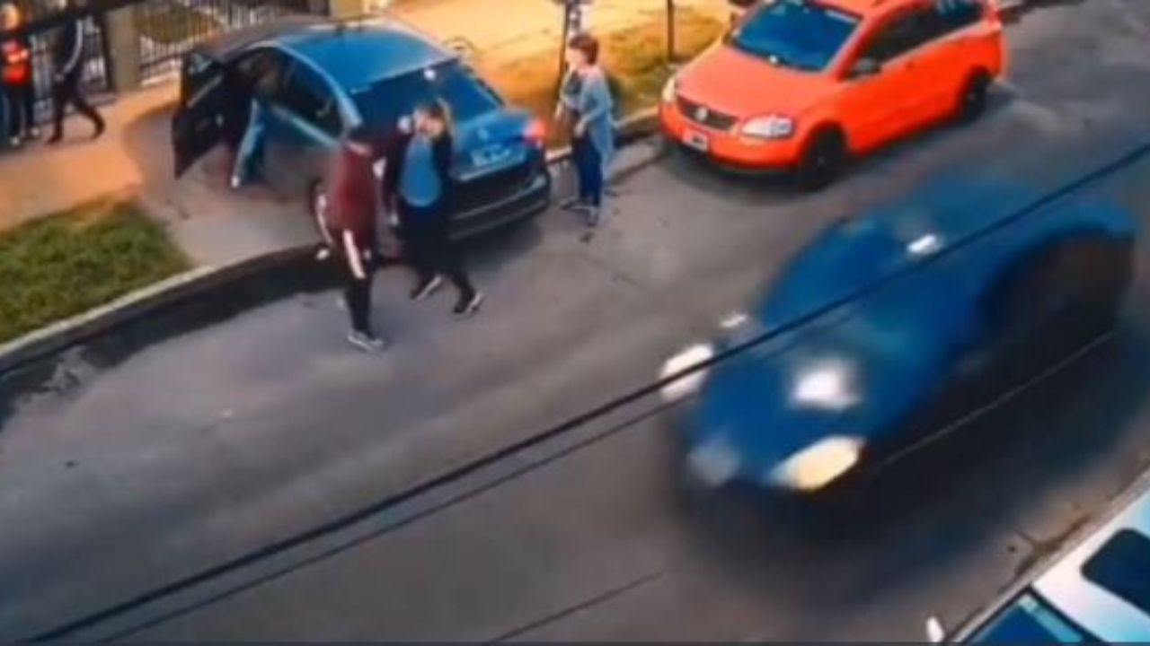 Anciana, hija, nieta y bisnieta golpean a ladrones para evitar robo de su auto