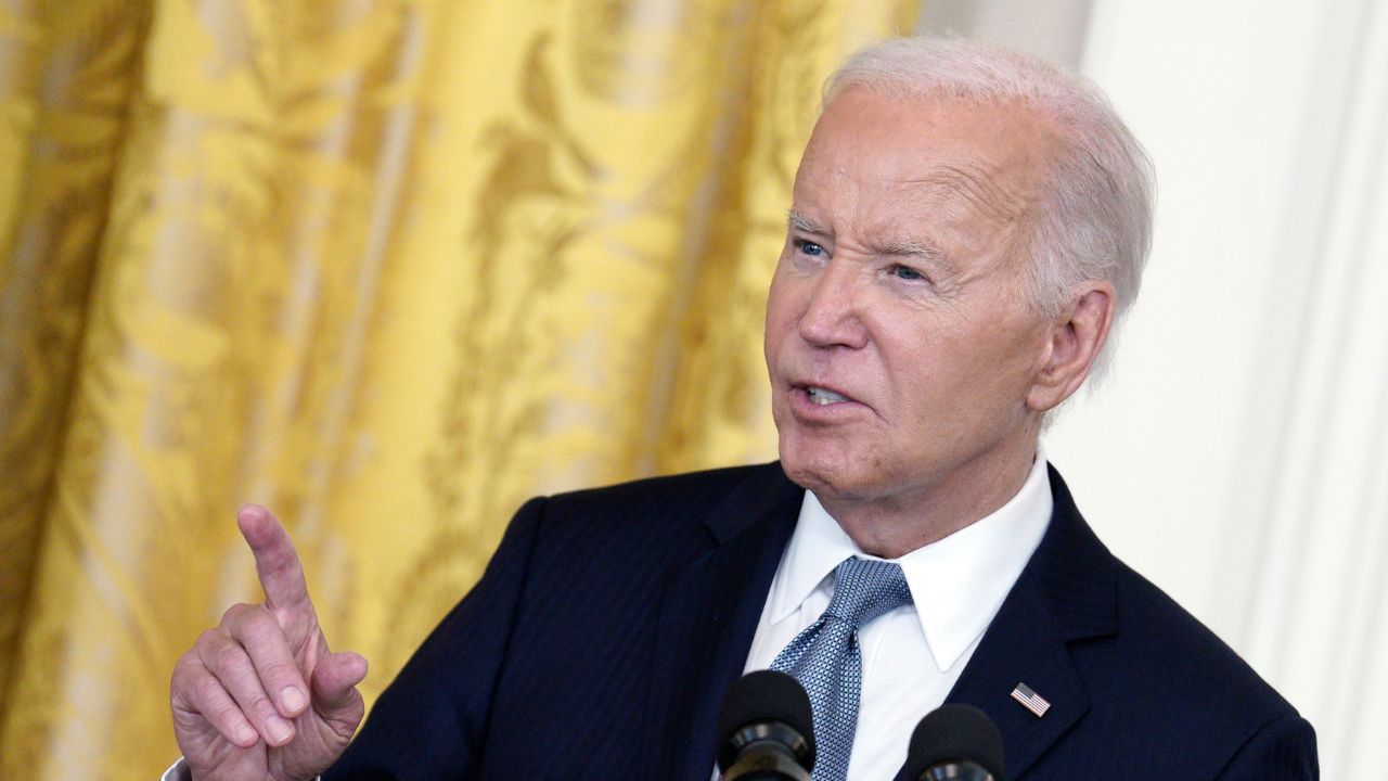 Senador demócrata busca reunir a legisladores para forzar a Biden a hacerse a un lado