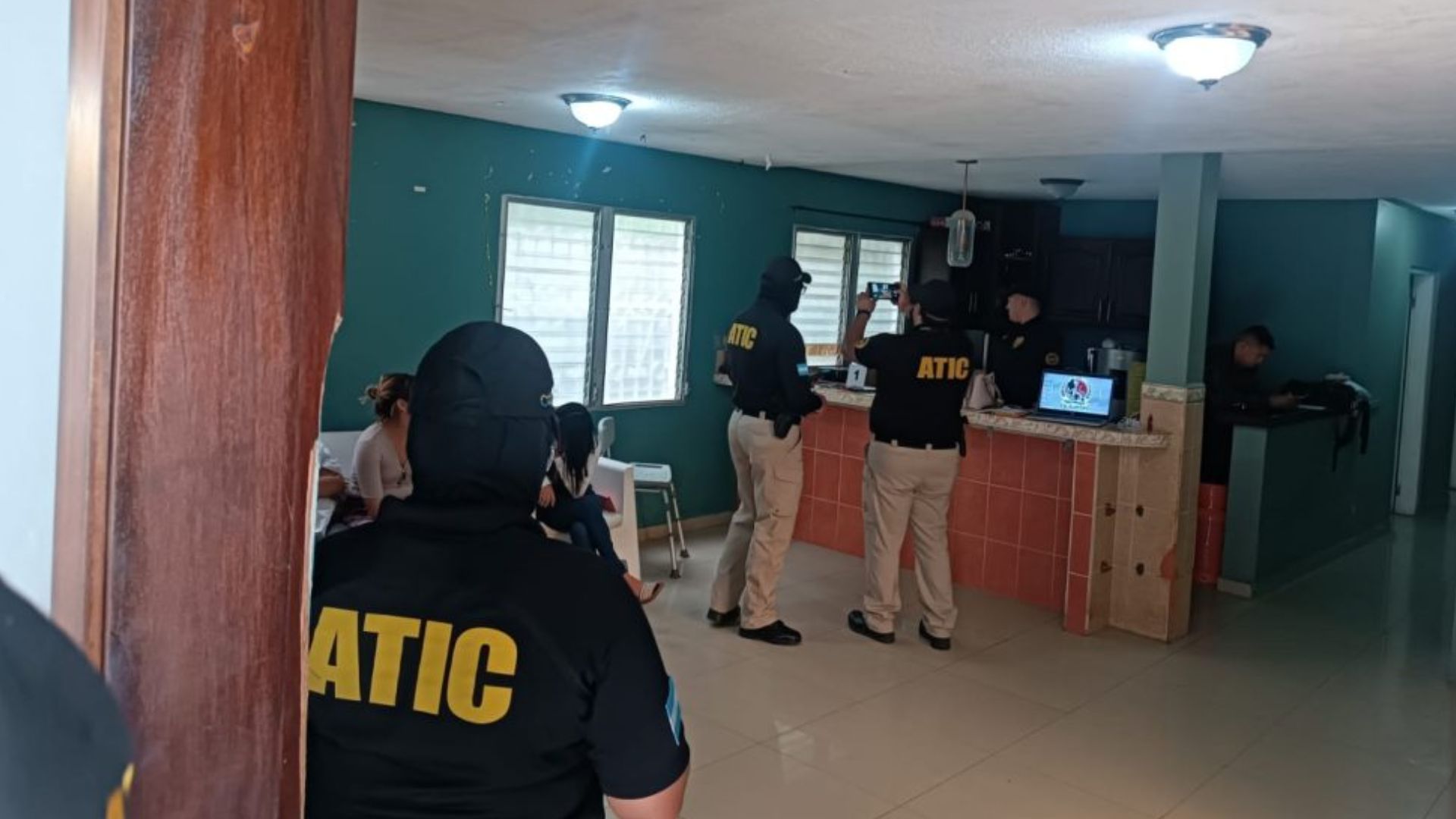 Capturan a administradora de casa de masajes que ofrecía mujeres por catálogo