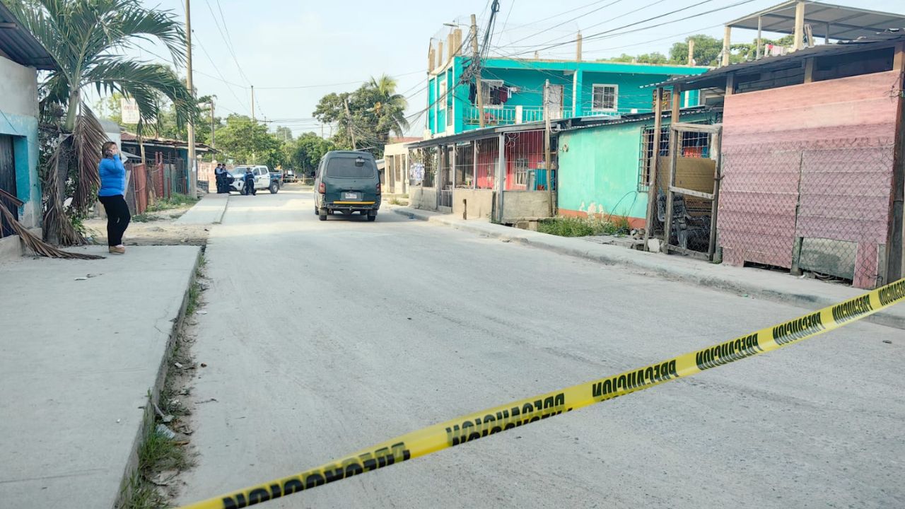 Conductor de microbús muere repentinamente cuando transportaba escolares en Cortés