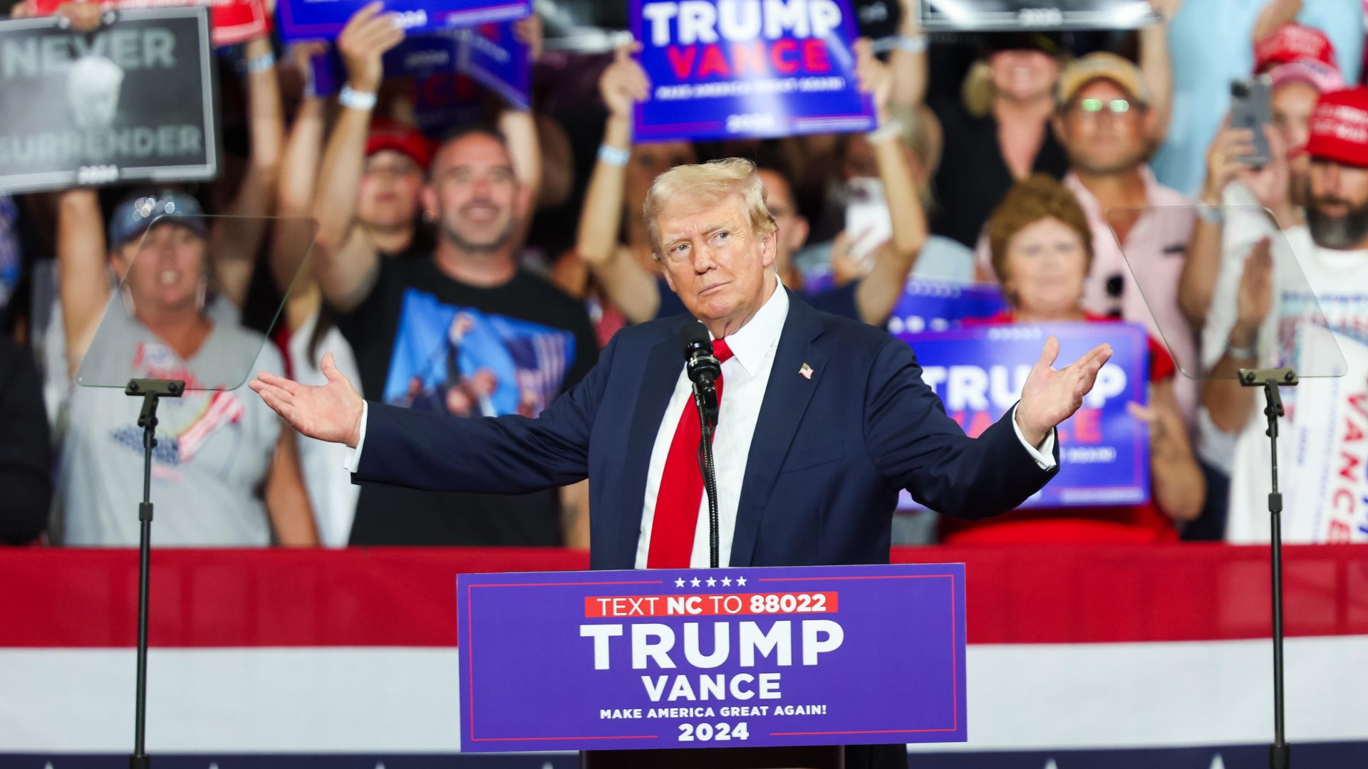 Trump describe a Harris como la extrema izquierda en su primer mitin como contrincantes