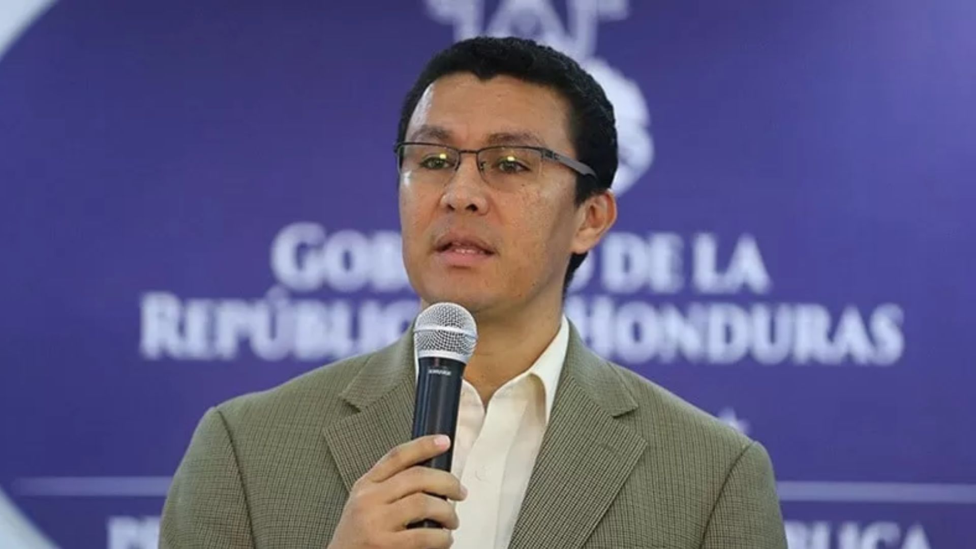 Acusan a Ebal Díaz por estafa de L294 millones en proyecto habitacional