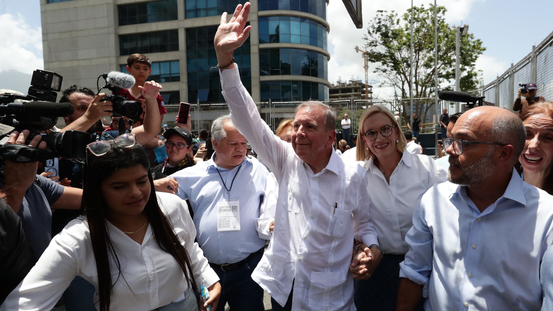 El candidato Edmundo González Urrutia vota en Caracas: 'Somos un pueblo que busca la libertad'