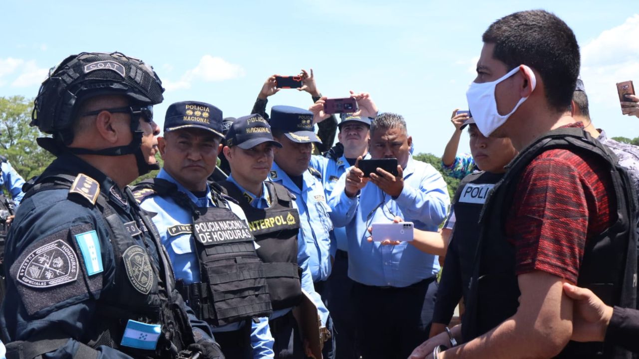 Fernando Suárez es entregado a Honduras por autoridades de El Salvador