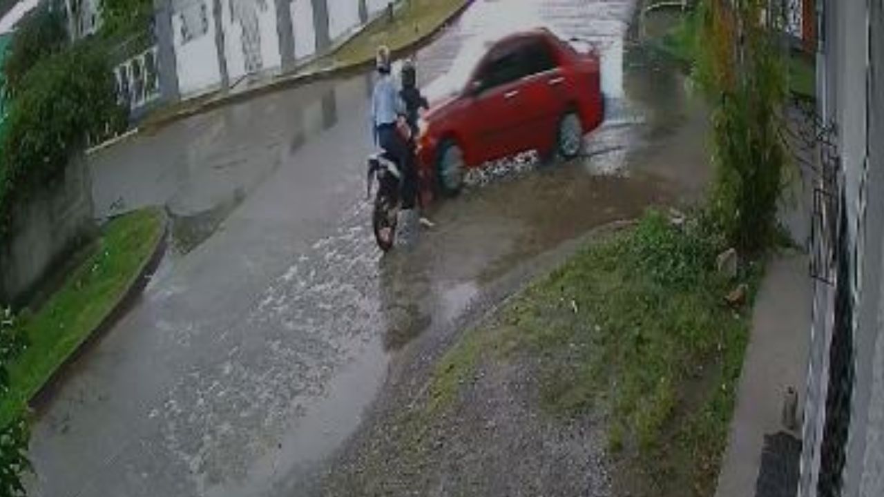 Graban imprudencia de conductora que embistió a dos personas en motocicleta en La Ceiba