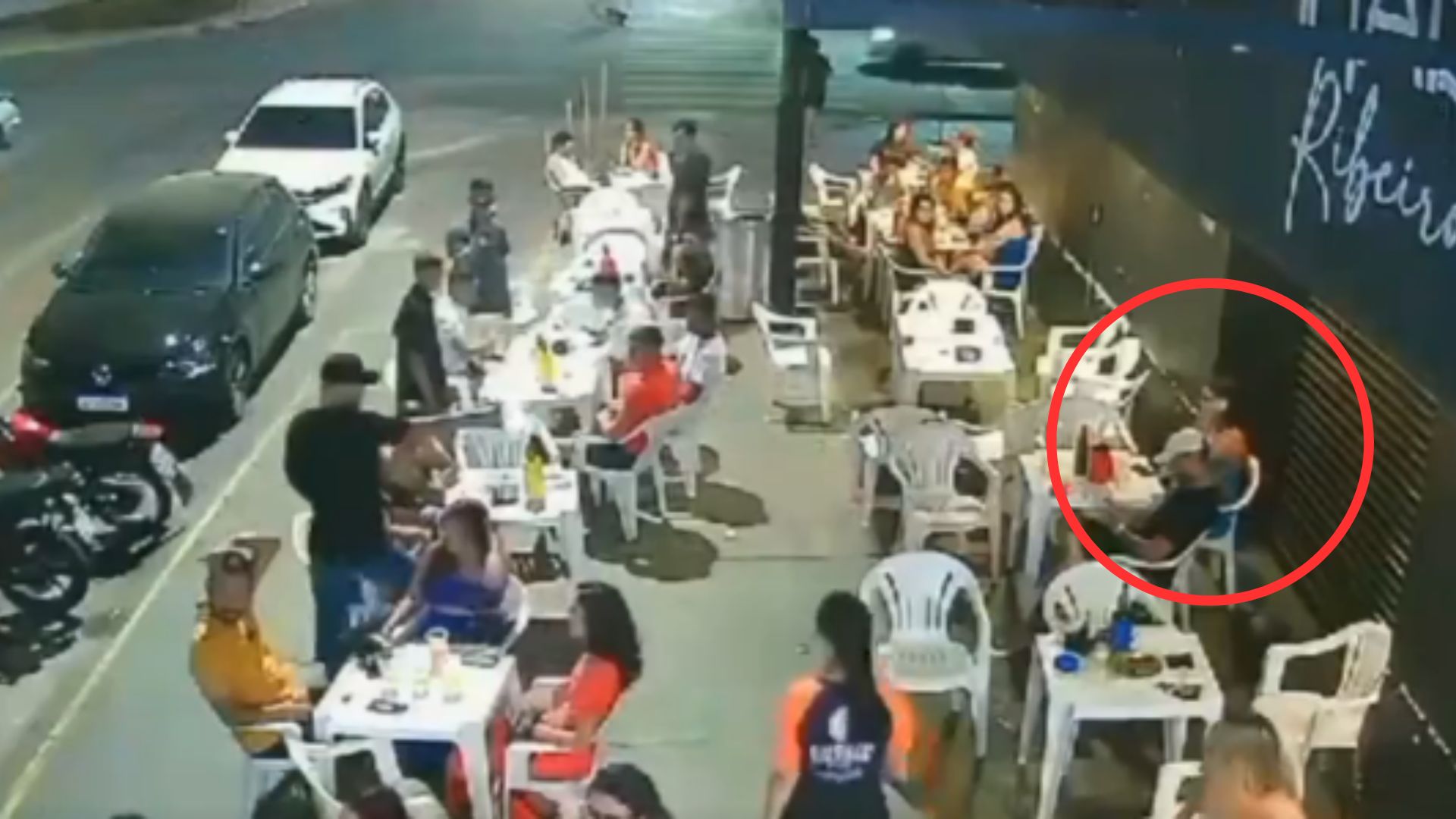 Hombre llega a matar a su mejor amigo a un restaurante mientras cenaba con una mujer
