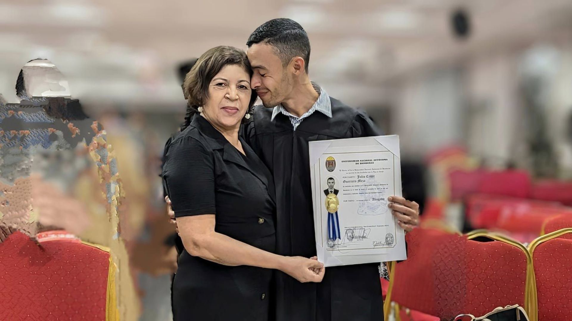 Hondureño dedica su título universitario a su mamá, quien lo apoyó tras perder todo por Eta y Iota