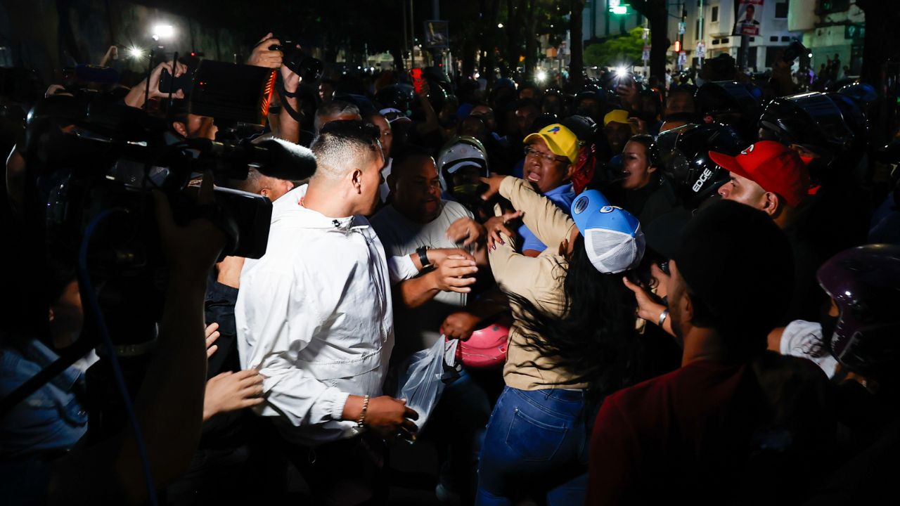 Pleitos entre chavistas y opositores en centros de votación empañan elecciones en Venezuela