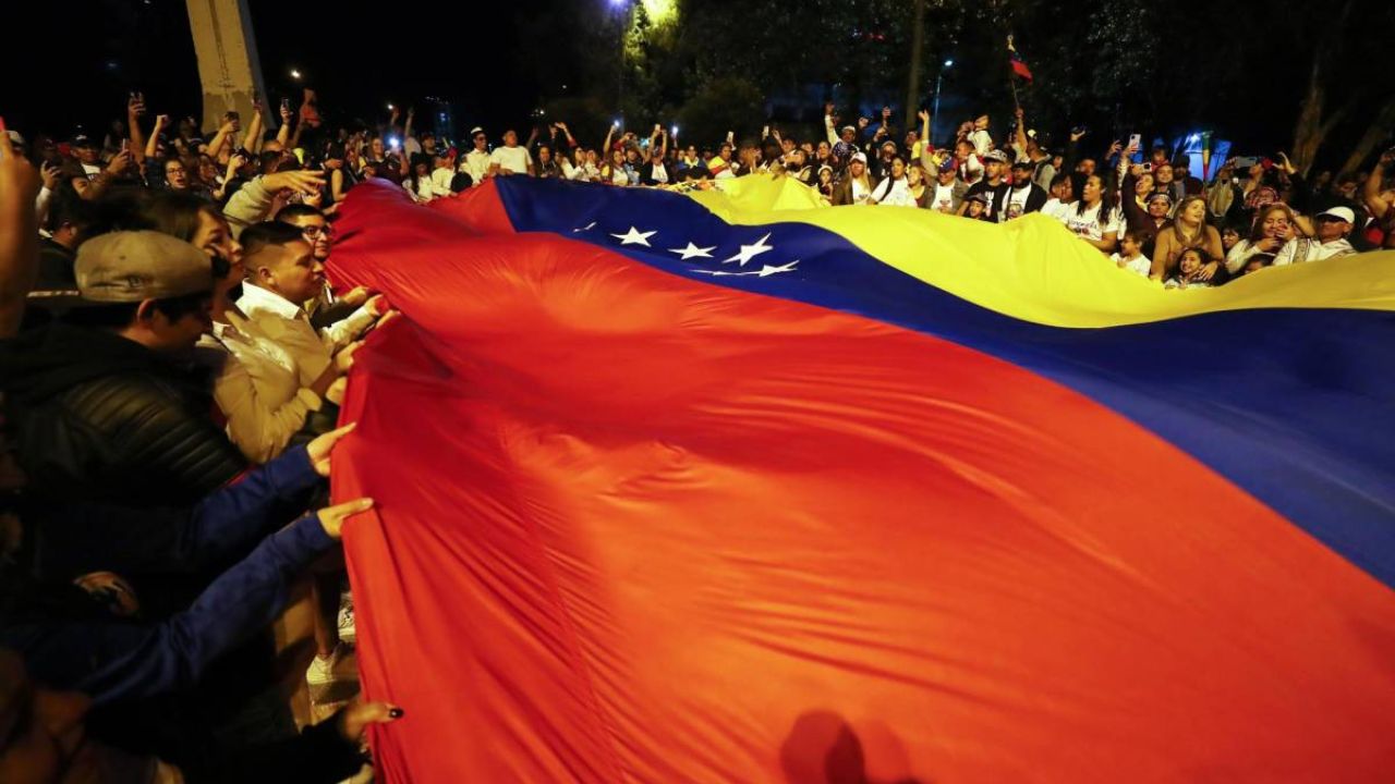 Venezuela denuncia una 'operación de intervención' contra sus comicios por nueve países