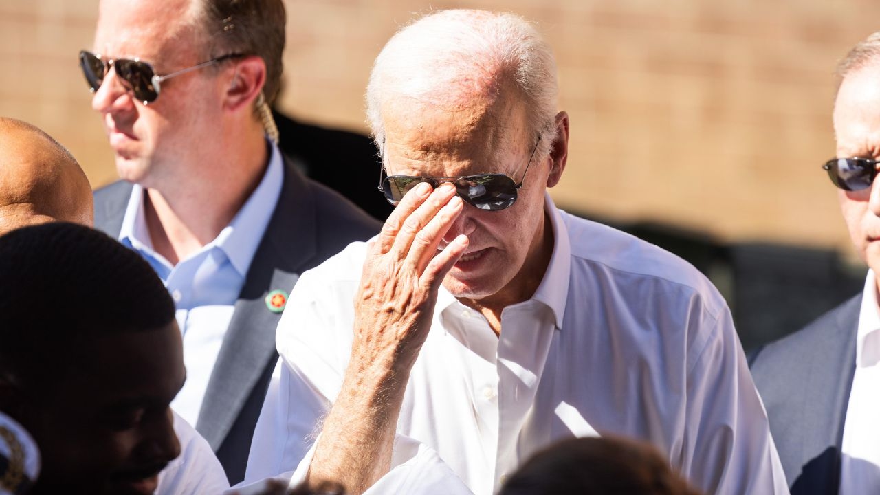 Hasta 10 congresistas demócratas presionan a Biden para que abandone, según prensa de EE. UU.