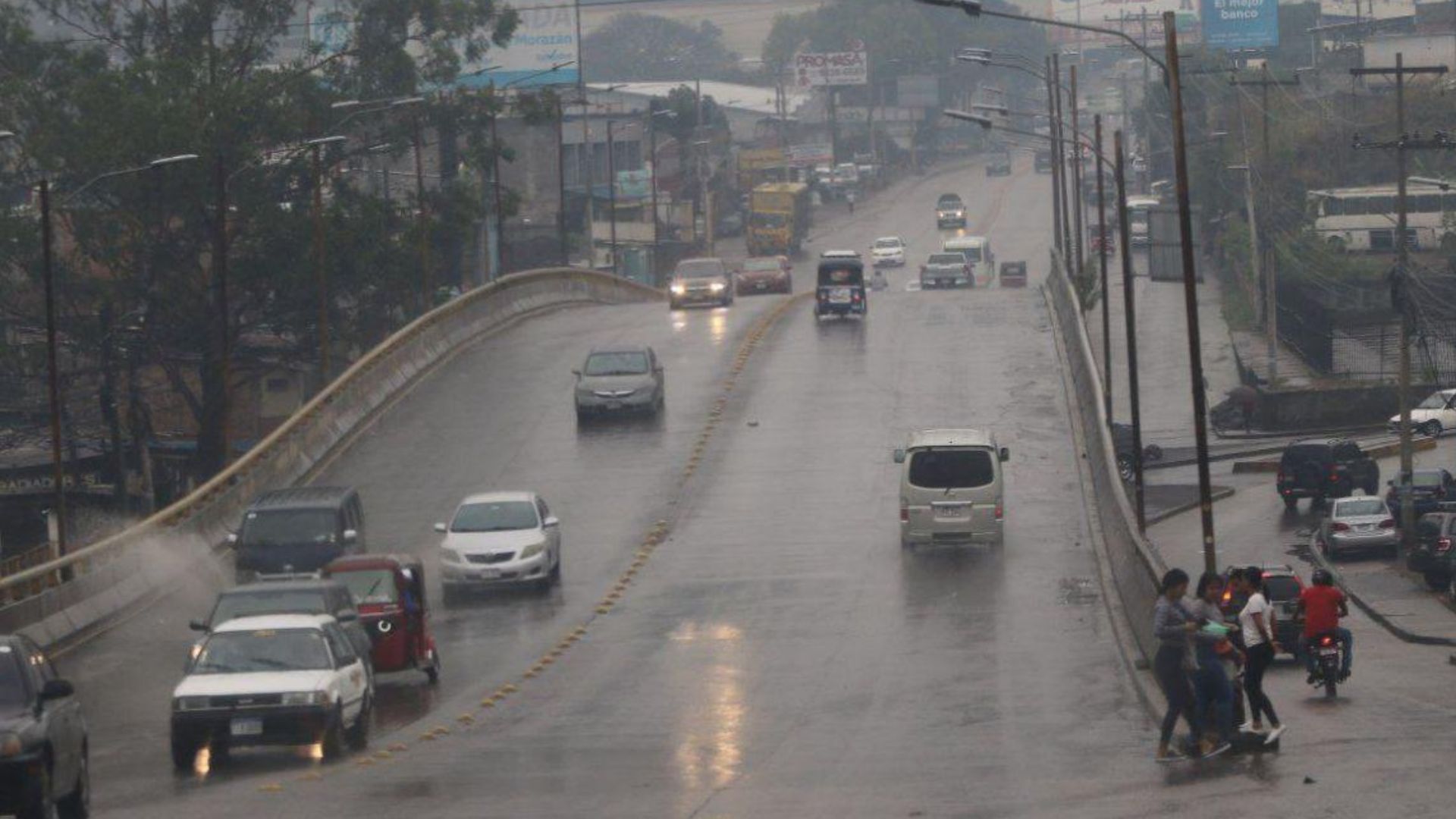 Pronostican más lluvias este viernes en Honduras por influencia de una onda tropical