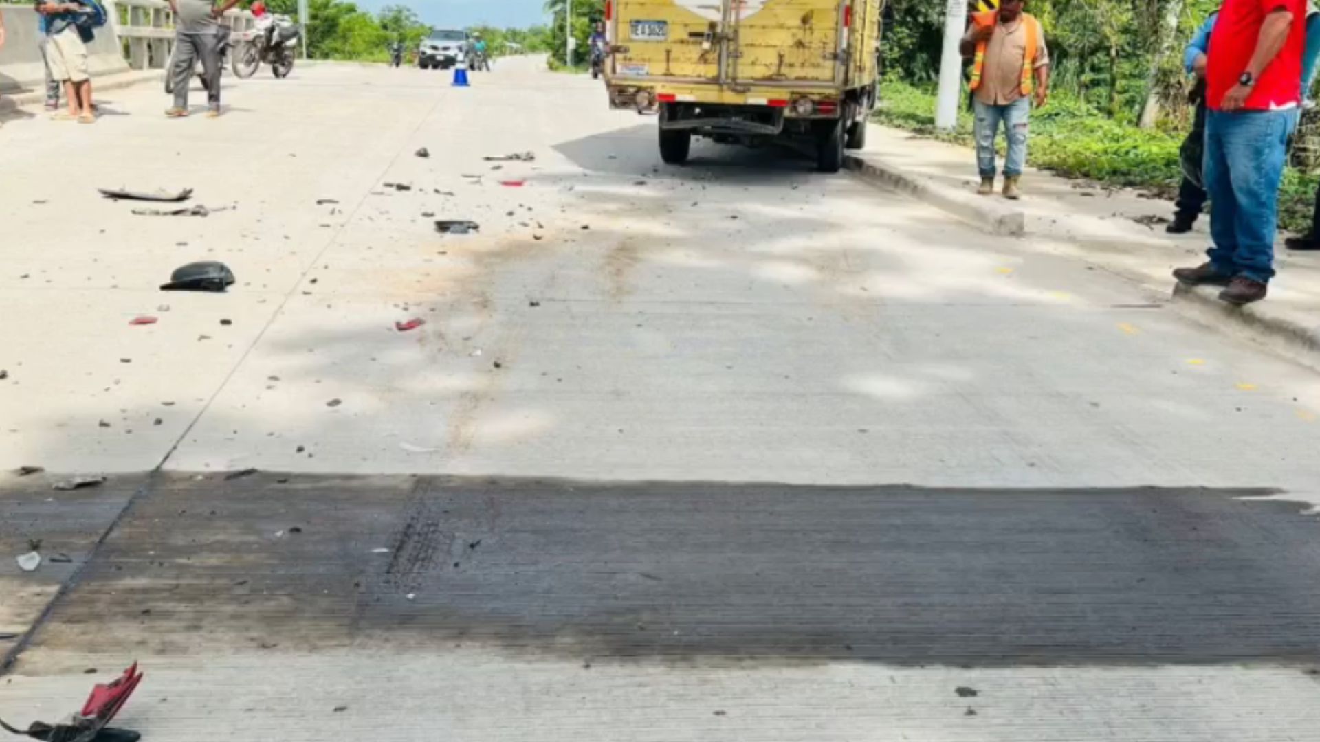 Madre e hijo mueren al estrellarse contra un camión en La Ceiba
