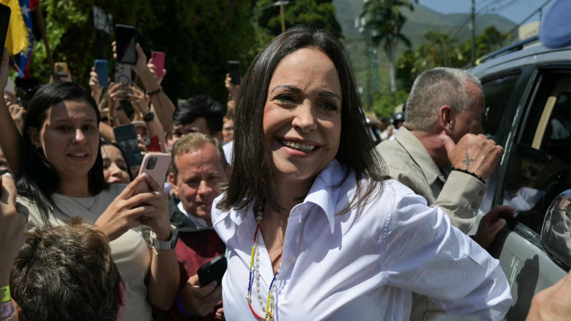 María Corina Machado vota en Caracas: 'Vamos a traer a nuestros hijos a casa'