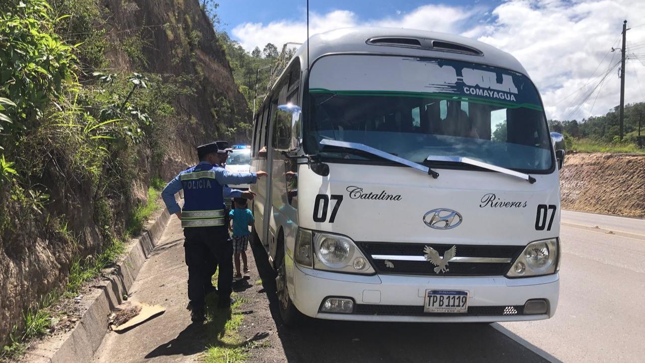 Policía rescata a niño hondureño de cinco años que habría sido abandonado en un bus "rapidito"