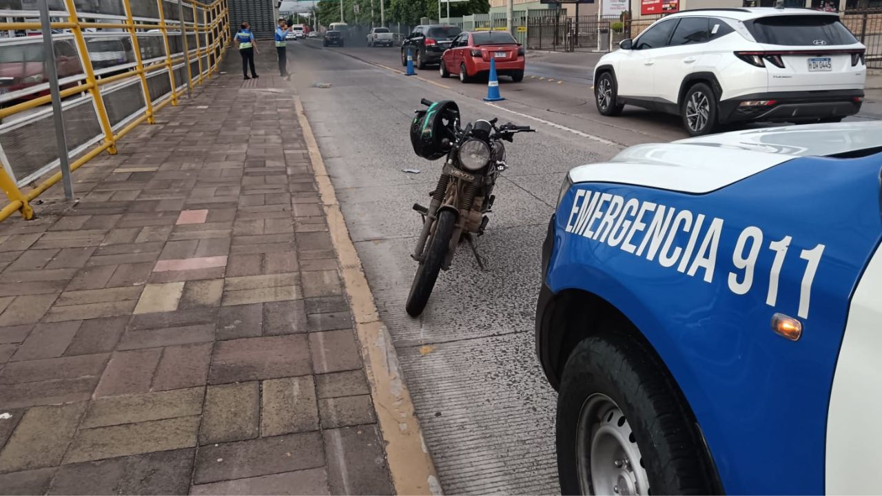 Motociclista muere al pegar contra bordillo del Trans-450 en Tegucigalpa