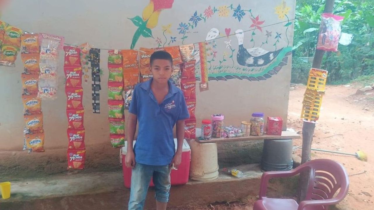 Niño hondureño es el sustento de su familia, pues su padre está en silla de ruedas