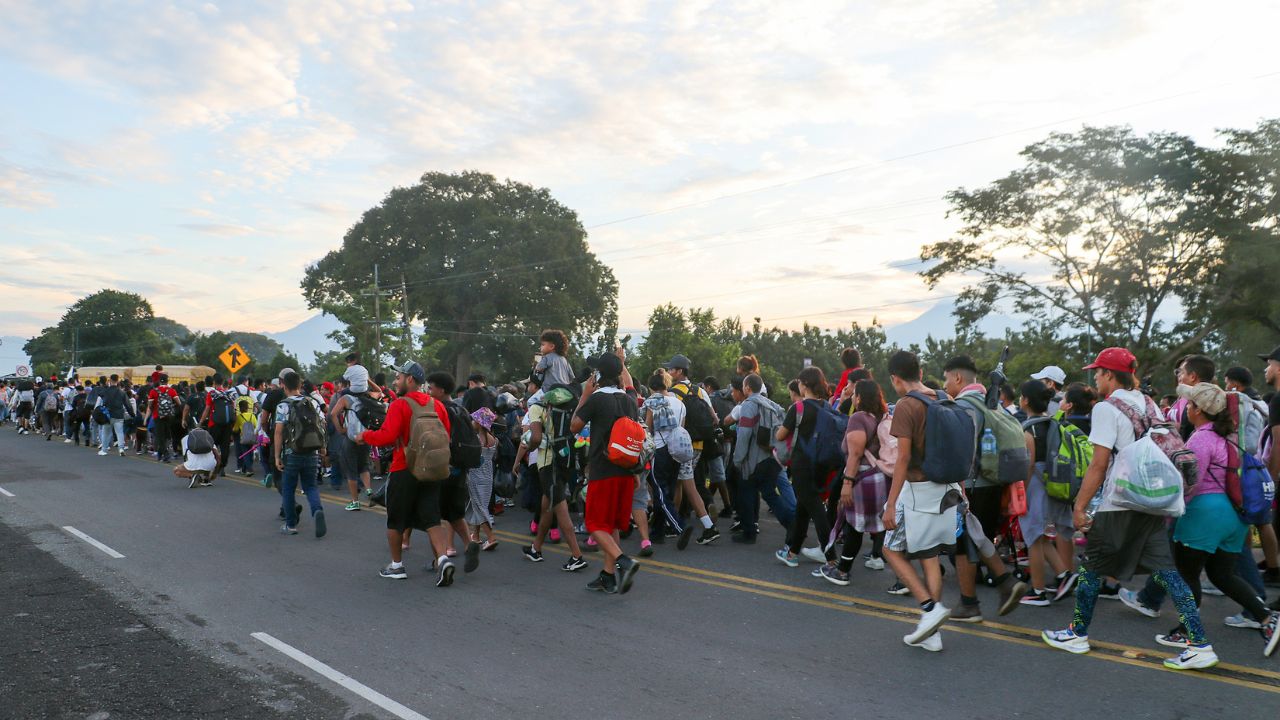 Nueva caravana de migrantes, entre ellos hondureños, parte a EE.UU. buscando el 'sueño americano'
