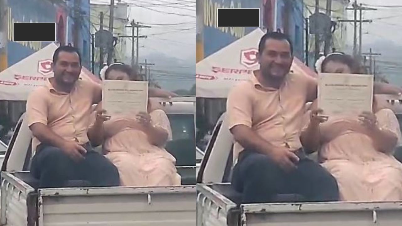 Pareja de El Progreso presume su acta de matrimonio a bordo de una paila