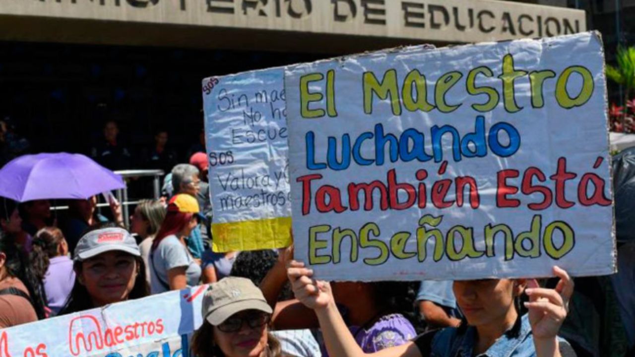 Maestros hondureños se plantan en la CA-5 para exigir pago del crecimiento vegetativo