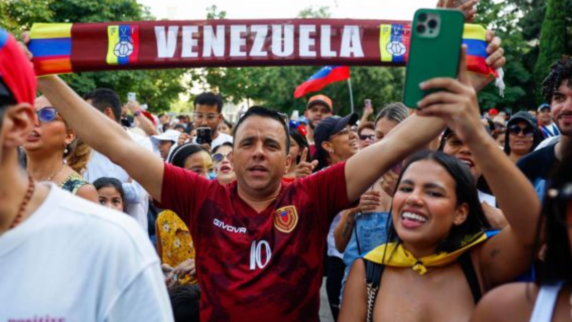 Miles de venezolanos se concentran en España con consignas por la libertad en su país