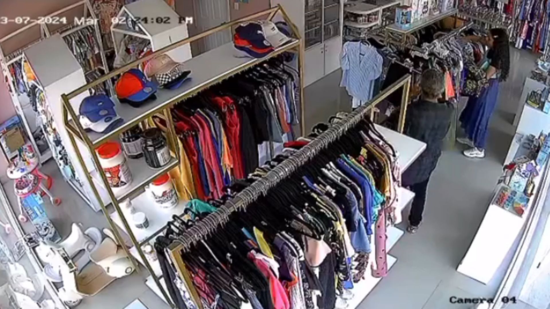 Captan a pareja robando en una tienda de ropa en Ocotepeque