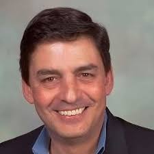 Ricardo Sosa Branger viendo al frente mientras sonríe