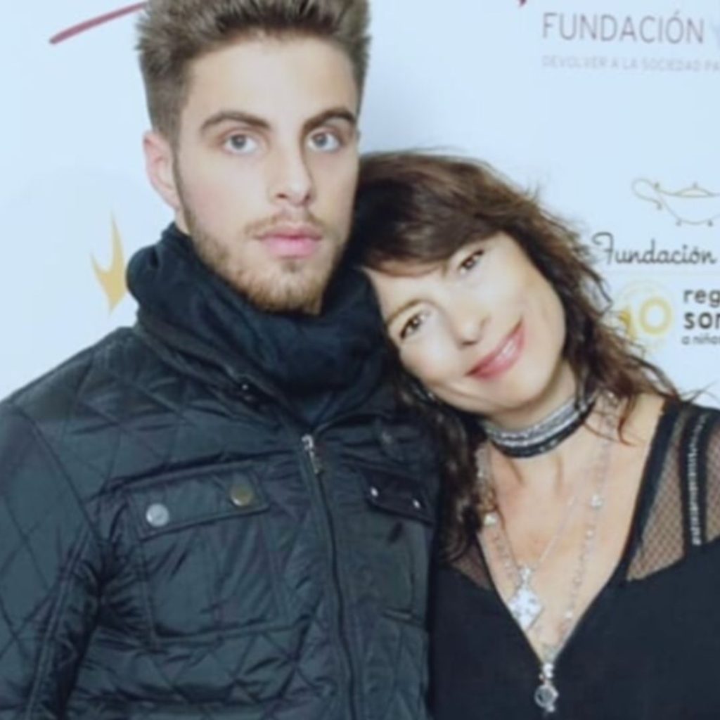 Alejandra Grepi con su cabeza sobre su hijo