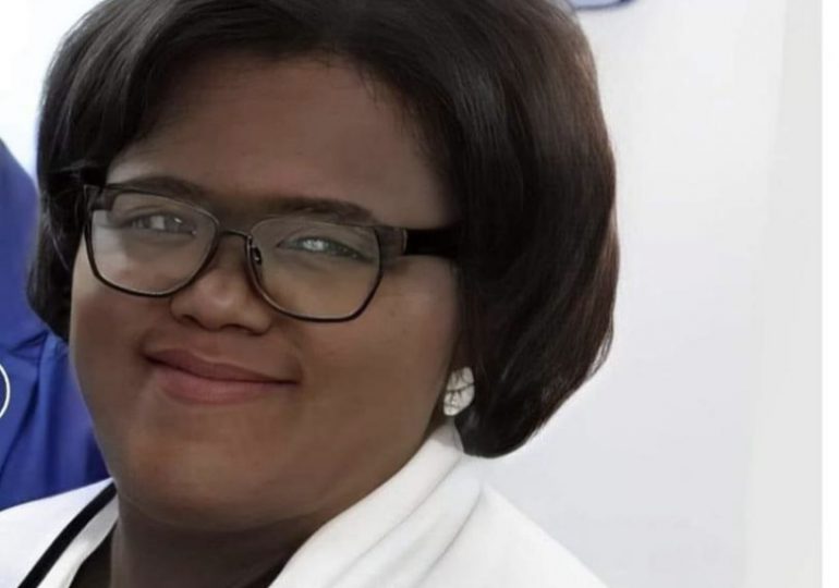 Ana Josefa García Cuello viendo al frente