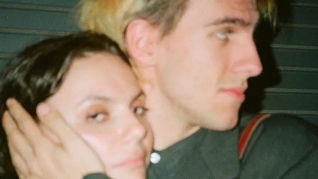 Dafne Keen abrazando a su novio