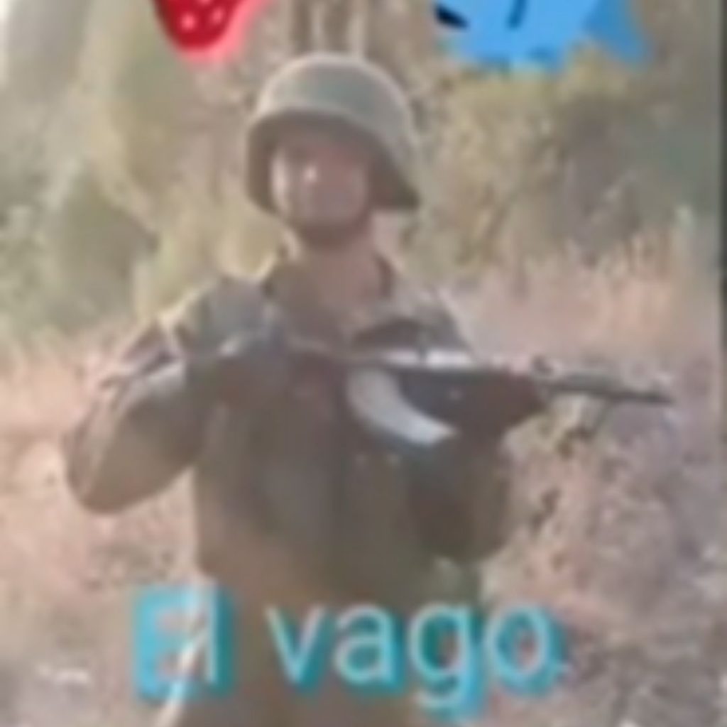 El Vago sosteniendo un arma