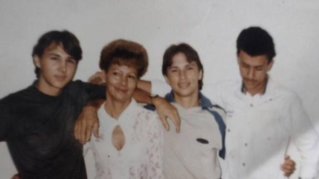 Mauricio Leal junto a sus hermanos y su madre