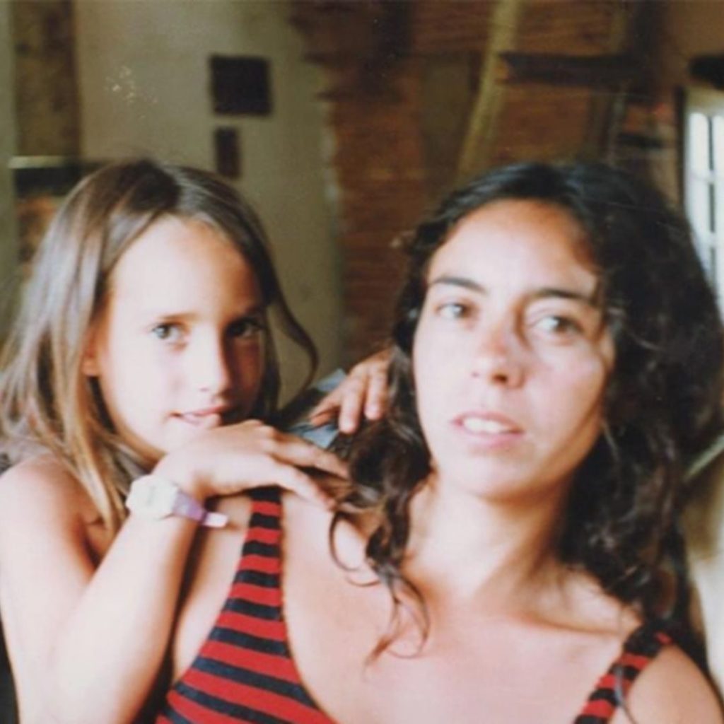 Tamara Pettinato de niña junto a su madre