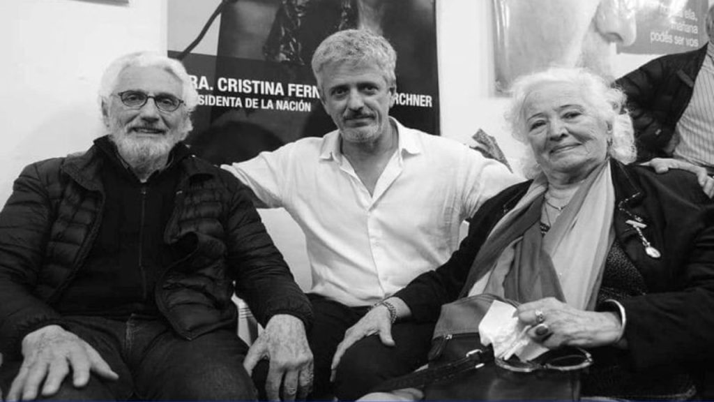 Marcelo Leiras abrazando a sus padres en una fotografía en blanco y negro