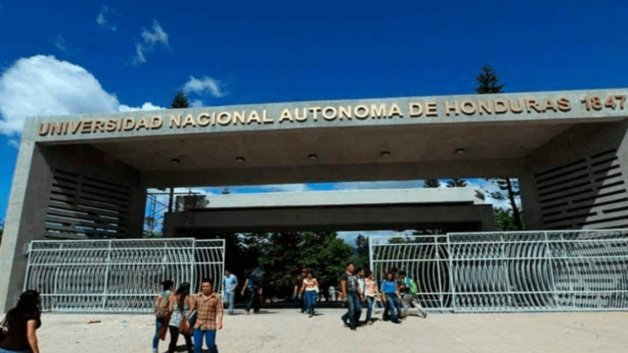 Población de universidades públicas cae, mientras número de alumnos de centros privados se mantiene