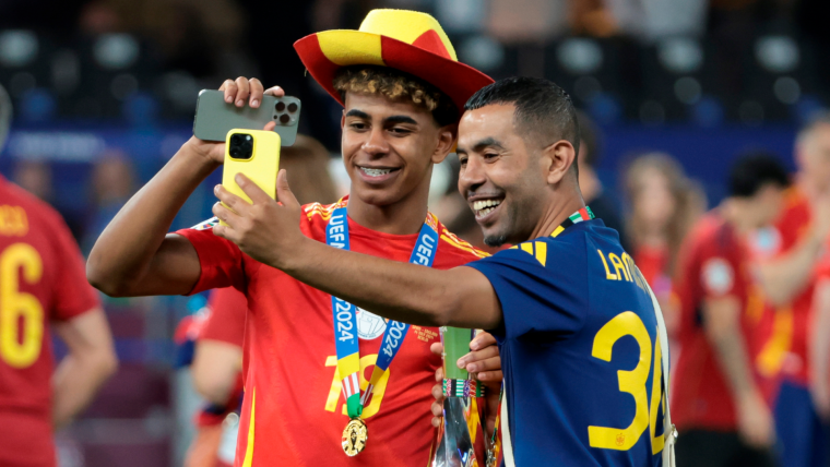 Lamine Yamal tomándose una foto con su padre