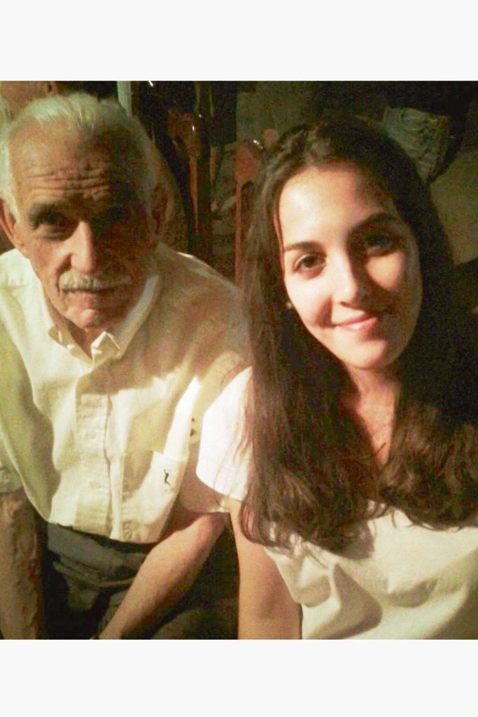 Fabiola Yáñez al lado de su padre