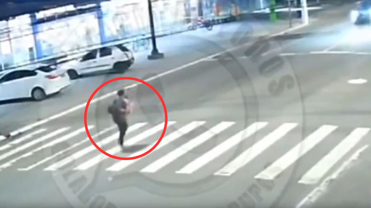 Captan el exacto momento que  madre e hija son arrolladas al cruzar semáforo en rojo