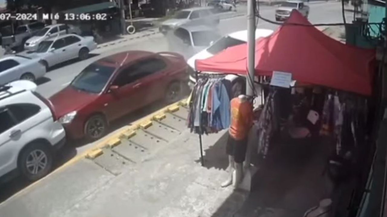 Graban en SPS a conductor que provocó triple colisión tras perder el control