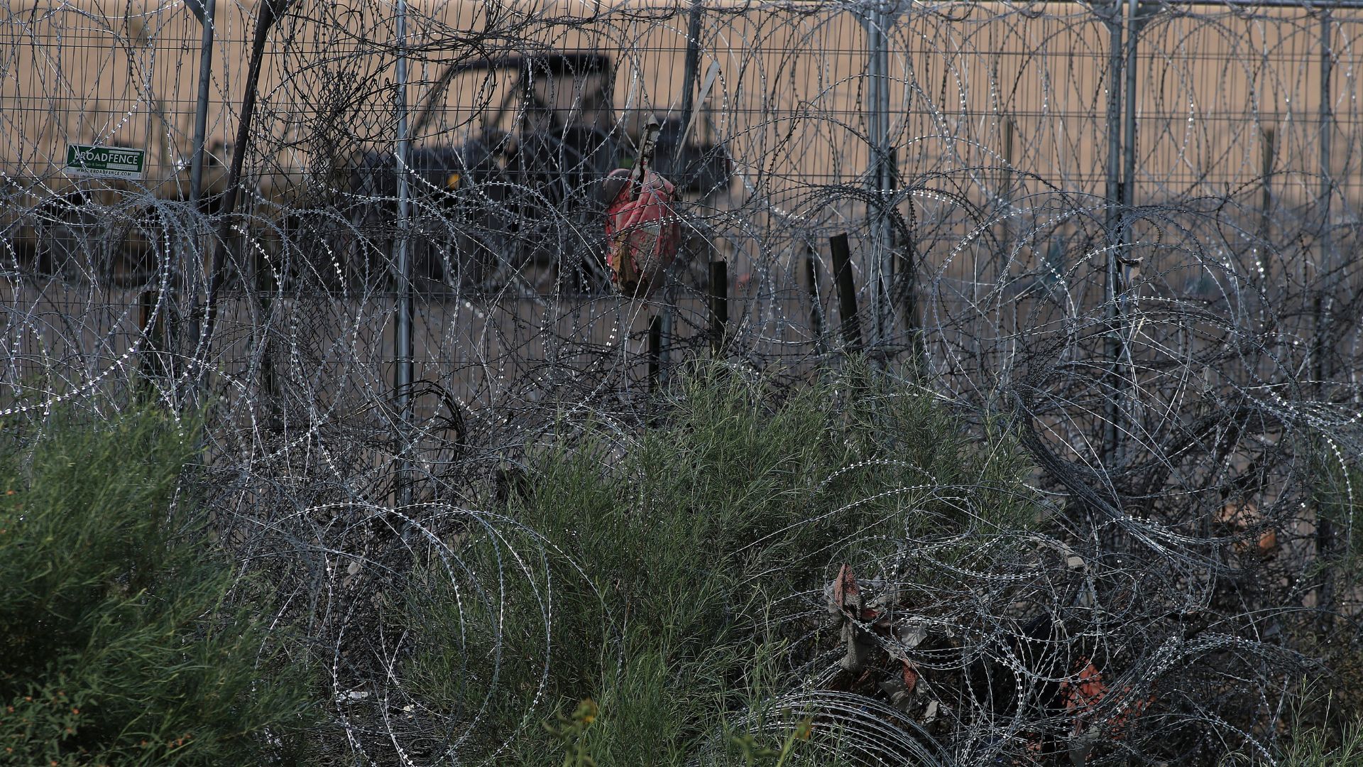 Texas amplía su controversial alambrada antimigrantes en la frontera con México