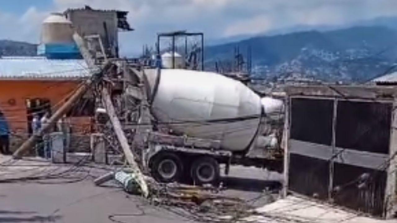 Camión mezclador de concreto choca con postes de luz en colonia de la capital
