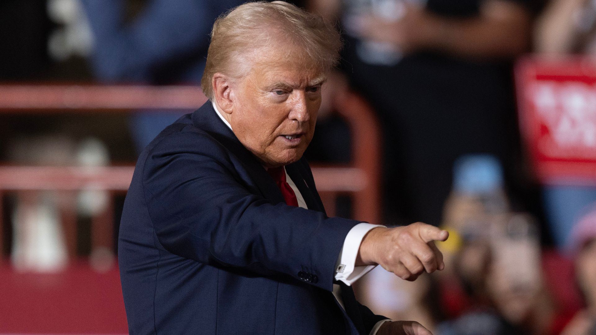 La campaña de Trump dice que recaudó casi 139 millones de dólares en julio